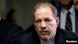 Le producteur de films Harvey Weinstein quitte le tribunal pénal le premier jour d'un procès pour agression sexuelle dans le quartier de Manhattan à New York, New York, États-Unis, le 6 janvier 2020.