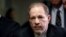 Le producteur de films Harvey Weinstein quitte le tribunal pénal le premier jour d'un procès pour agression sexuelle dans le quartier de Manhattan à New York, New York, États-Unis, le 6 janvier 2020.