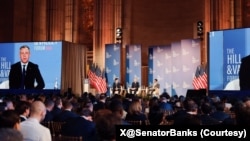 印第安纳州共和党籍联邦参议员吉姆·班克斯(Jim Banks)出席“山谷论坛”(Hill and Valley Forum)一场“与中国的国防工业模式竞争”专题研讨上发言。(2026年3月24日)