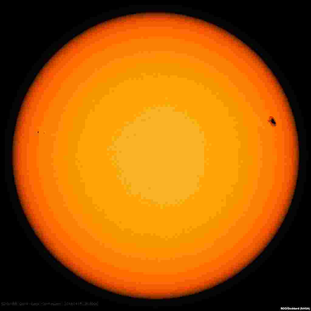 Mancha negra do lado direito superior do Sol foi captada numa foto da NASA e revela condições propicias a erupções solares.