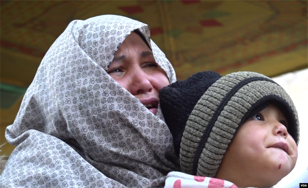 کوئٹہ میں سخت سردی کے باوجود لواحقین اور ہزارہ کمیونٹی کے لوگ کھلے آسمان تلے دھرنا دیے ہوئے ہیں جن میں خواتین اور بچے بھی شامل ہیں۔ 