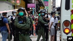 2020년 10월, 홍콩 중심가에서 경찰관들이 민주화 시위 참가자들을 연행하고 있다.(자료사진)