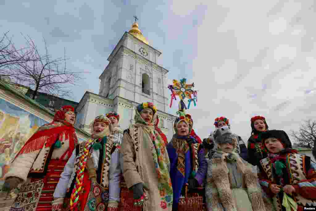 Catedral de las C&#250;pulas Doradas en Kiev, Ucrania, 7 de enero de 2020, los cantos que hablan de la celebraci&#243;n son una constante en la &#233;poca. [Reuters]