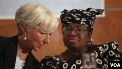 Chèf FMI an, Christine Lagarde ak minis finans nijerya a Ngozi Okonjo-Iweala nan Lagos, Nigeria (AP Photo/Sunday Alamba)