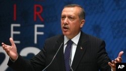 Turkiya Bosh vaziri Rajab Toyyib Erdog'an g'alayonda matbuot va ijtimoiy tarmoqlarni aybladi.
