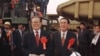 1997年11月8日，三峡工程大江截流成功，中国主席江泽民和总理李鹏（右）在三峡工程工地祝贺职工们。