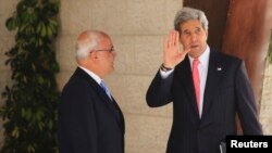 Sekretè Deta John Kerry (adwat) avèk prensipal negosyatè palestinyen an, Saeb Erekat (Foto achiv).