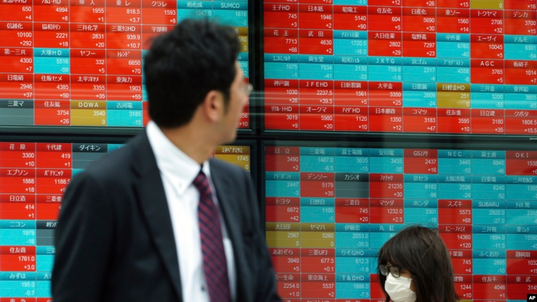 Seorang pria memperhatikan monitor yang menunjukkan Indeks Nikkei 225 di Tokyo, Jepang (foto: dok).
