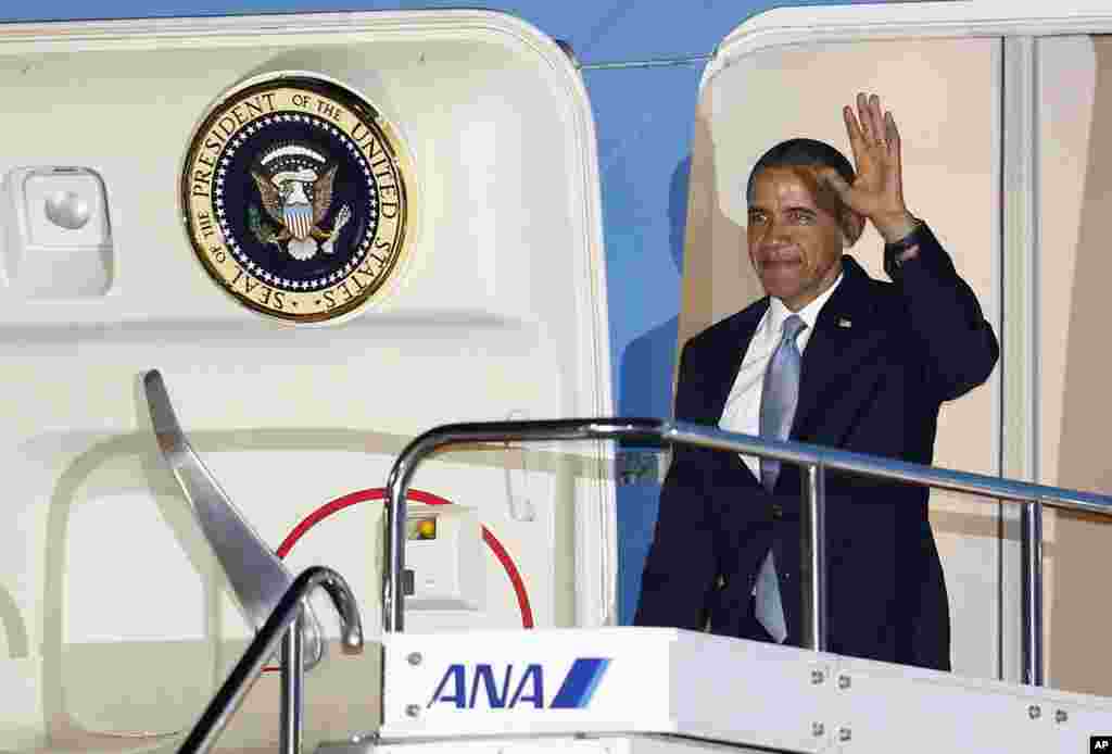 아시아 4개국 순방에 오늘 바락 오바마 미국 대통령이 23일 첫 기착지인 일본 하네다국제공항에 도착한 후 대통령전용기 &#39;에어포스원&#39;에서 내리고 있다.