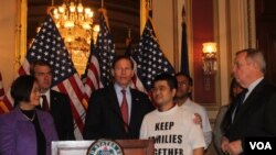 El senador Blumenthal enfatizó que de lo que se trata es "mantener a las familias unidas" y evitar la deportación de personas que trabajan y ayudan a la economía del país.