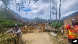 Aldeanos buscan entre un deslizamiento de tierra en Yambali, en las Tierras Altas de Papúa Nueva Guinea, el 26 de mayo de 2024.