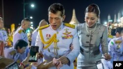 Raja Maha Vajiralongkorn dan Ratu Suthida menyapa pendukungnya di Bangkok, Thailand, Minggu, 1 November 2020. (Foto: AP)