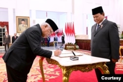 Kepala OIKN Basuki Hadimulyono menandatangani berita acara setelah resmi dilantik oleh Prabowo di Istana Negara, Selasa (5/11) (biro Setpres)