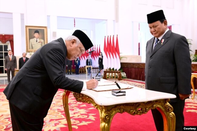Kepala OIKN Basuki Hadimulyono menandatangani berita acara setelah resmi dilantik oleh Prabowo di Istana Negara, Selasa (5/11) (biro Setpres)
