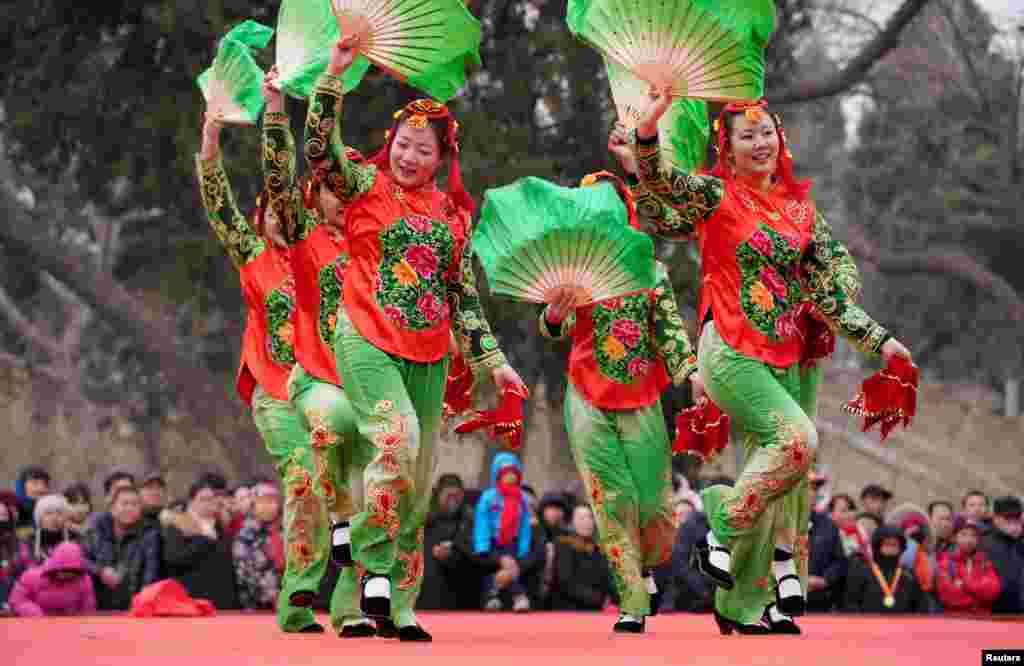 رقص هنرمندان در دومین روز از مراسم جشن و پایکوبی به مناسبت فرا رسیدن سال نو چینی در آن کشور. &nbsp;
