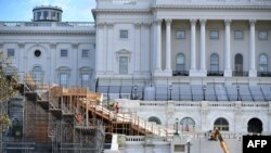 Wafanyakazi wakijenga jukwaa la sherehe za kuapishwa rais katika viwanja vya Bunge la Marekani Washington, DC, on Disemba 1, 2020. (Photo by MANDEL NGAN / AFP)