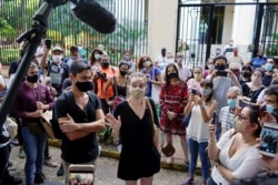 Jóvenes se reúnen frente al Ministerio de Cultura para solidarizarse con los artistas disidentes y exigir un diálogo sobre los límites a la libertad de expresión. La Habana, Cuba, el 27 de noviembre de 2020.