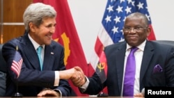 John Kerry e George Chikoti (Arquivo)