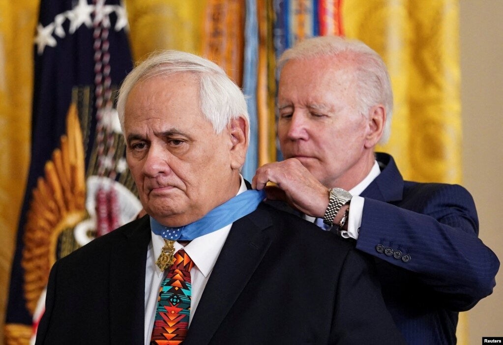 拜登总统在白宫为美国老兵伯德韦尔戴上荣誉勋章。（2022年7月5日）(photo:VOA)