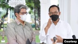 Kepala Badan Otorita Ibu Kota Nusantara (IKN) Bambang Susantono (kanan) bersama Wakil Kepala Badan Otorita IKN Dhony Rahajoe memberikan keterangan pers usai bertemu Presiden Joko Widodo di Istana Merdeka, Jakarta, Selasa, 29 Maret 2022. (BPMI Setpres/Twitter @setkabgiod)