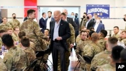 El presidente Joe Biden visita a miembros de la 82 División Aerotransportada el 25 de marzo de 2022 en Jasionka, Polonia.
