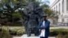 Daryl Montana, à Congo Square, devant la statue de son père Chef Allison &quot;Toonies&quot; Montana, à la Nouvelle Orléans, le 24 mars 2022. (VOA/Nastasia Peteuil)