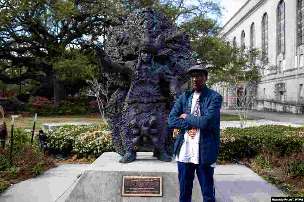 Daryl Montana, à Congo Square, devant la statue de son père Chef Allison &quot;Toonies&quot; Montana, à la Nouvelle Orléans, le 24 mars 2022. (VOA/Nastasia Peteuil)