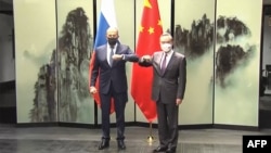 中國央視播放中國外長王毅在安徽屯溪會晤到訪的俄羅斯外長拉夫羅夫（左）的影像。（2022年3月30日）