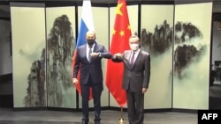 中國央視播放中國外長王毅在安徽屯溪會晤到訪的俄羅斯外長拉夫羅夫（左）的影像。（2022年3月30日）