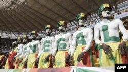 Des supporters du Sénégal sont vus lors du match de football de qualification pour la Coupe du monde 2022 entre le Sénégal et l'Egypte au stade Me Abdoulaye Wade de Diamniadio le 29 mars 2022.