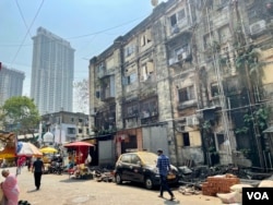 Los planificadores urbanos en Bombay temen que nuevas urbanizaciones ejerzan presión en áreas demasiado pobladas de la ciudad. [Foto: VOA / Anjana Pasricha]