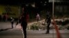 Oficiales de policía vigilan una escena luego del asesinato de 19 personas el domingo por la noche en un ataque a un lugar clandestino de peleas de gallos, dijeron las autoridades, en Zinapecuaro, México, 28 de marzo de 2022