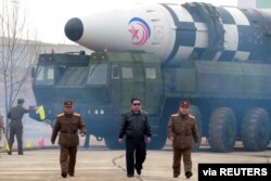 El líder norcoreano, Kim Jong Un, se aleja de lo que los medios estatales informan que es un "nuevo tipo" de misil balístico intercontinental (ICBM) en esta foto sin fecha publicada el 24 de marzo de 2022 por la Agencia Central de Noticias de Corea del Norte (KCNA).