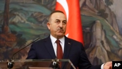 De Turkse minister van Buitenlandse Zaken Mevlut Cavusoglu gebaart tijdens een gezamenlijke persconferentie met de Russische minister van Buitenlandse Zaken Sergey Lavrov na hun gesprekken in Moskou, 16 maart 2022.