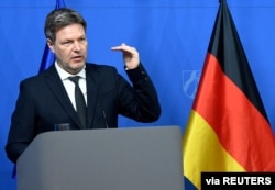 Menteri Ekonomi dan Iklim Jerman Robert Habeck dalam konferensi pers di Duesseldorf, Jerman, 22 Februari 2022. (Roberto Pfeil/Pool via REUTERS)