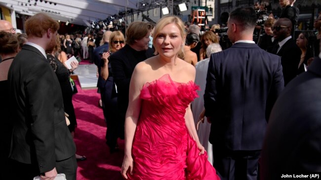 Kirsten Dunst arrives at the Oscars on Sunday, March 27, 2022, at the Dolby Theatre in Los Angeles.