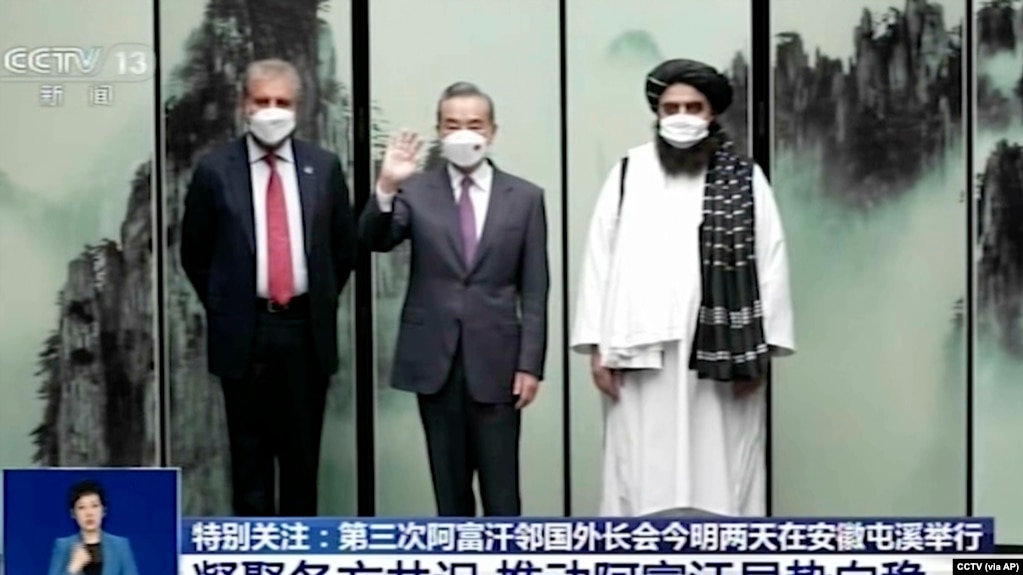 中国央视播放中国外长王毅在安徽屯溪会晤到访的巴基斯坦外长沙阿·马哈茂德·库雷希（左）和塔利班任命的阿富汗外长阿米尔·汗·穆塔奇（右）的影像。（2022年3月30日）