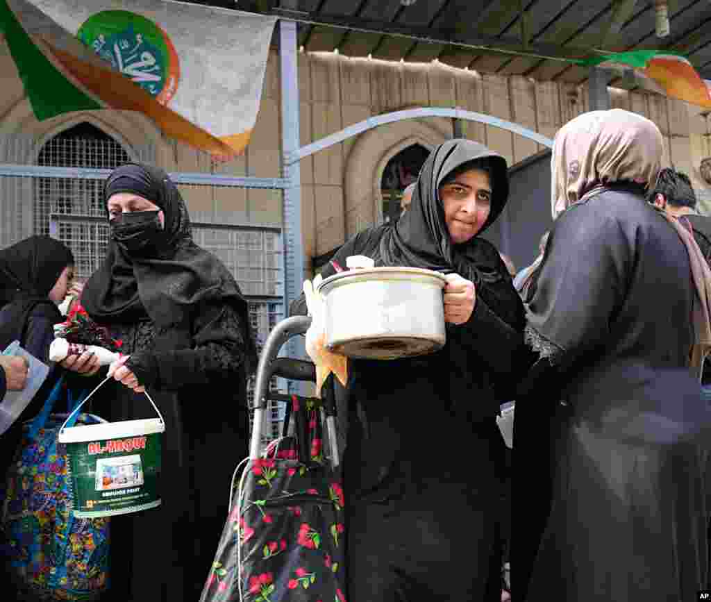 بەخشینی خواردنی خۆڕایی پێش بەربانگ، لە مزگەوتی عەبدوقادری گەیلانی لە بەغدا، عێراق، یەکەم ڕۆژی ڕەمەزان 2ی چواری 2022