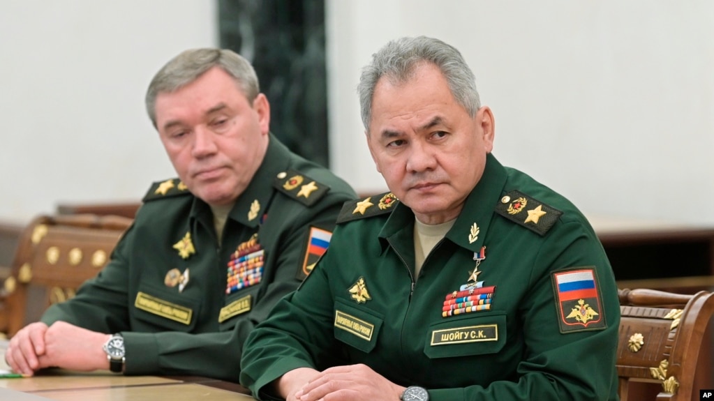 Bộ trưởng Quốc phòng Nga Sergei Shoigu, bên phải