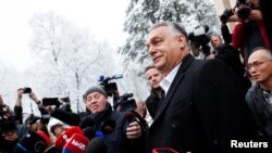 빅토르 오르반 헝가리 총리가 총선 투표일인 지난 3일 수도 부다페스트에서 취재진 질문에 답하고 있다. (자료사진)