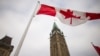 2015年12月4日加拿大渥太华国会山和平塔前飘扬的加拿大国旗