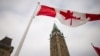 Архівне фото: прапор Канади над парламентом, . AFP PHOTO/Джефф Робінс / AFP)