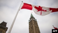 Bendera Kanada tampak berkibar di depan menara perdamaian di gedung parlemen "Parliament Hill" di Ottawa, Kanada (foto: ilustrasi). 