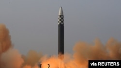 김정은 국무위원장의 지도로 신형 대륙간탄도미사일(ICBM) '화성-17형'을 시험 발사했다며 25일(한반도 시간) 북한 관영 매체가 공개한 장면.