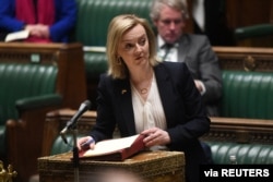 Menteri Luar Negeri Inggris Liz Truss di House of Commons, London, Inggris, 16 Maret 2022. (Parlemen Inggris/Jessica Taylor/Handout via REUTERS)