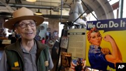 Penjaga Taman Nasional Betty Reid Soskin tersenyum selama wawancara di Rosie the Riveter World War II Home Front National Historical Park di Richmond, California, 12 Juli 2016. (Foto: AP)