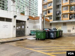 香港公共屋村的垃圾收集区曝露在户外，并无因为新冠疫情而做出特别处理 (美国之音/邓凯欣)
