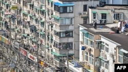 봉쇄 조치로 자택 격리 중인 상하이 주민 일부가 3일 아파트 옥상에서 거리를 내려다 보고 있다. (자료사진)