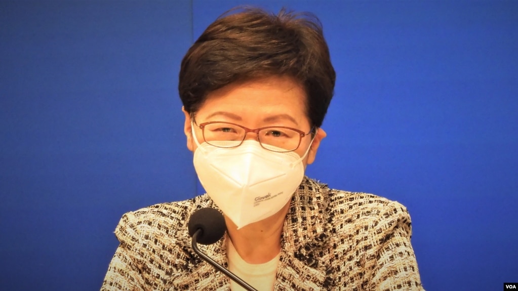 香港特首林郑月娥表示，4月21日大部份防疫措施可以分3个月、3阶段逐步解除，但是限聚令及口罩令仍然会持续一段日子。 (美国之音 汤惠芸) )(photo:VOA)
