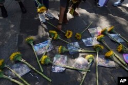 Bunga matahari diletakkan di depan Kedutaan Besar Rusia saat memprotes invasi Rusia ke Ukraina, di Mexico City, Kamis, 24 Maret 2022. (AP Photo/Marco Ugarte)